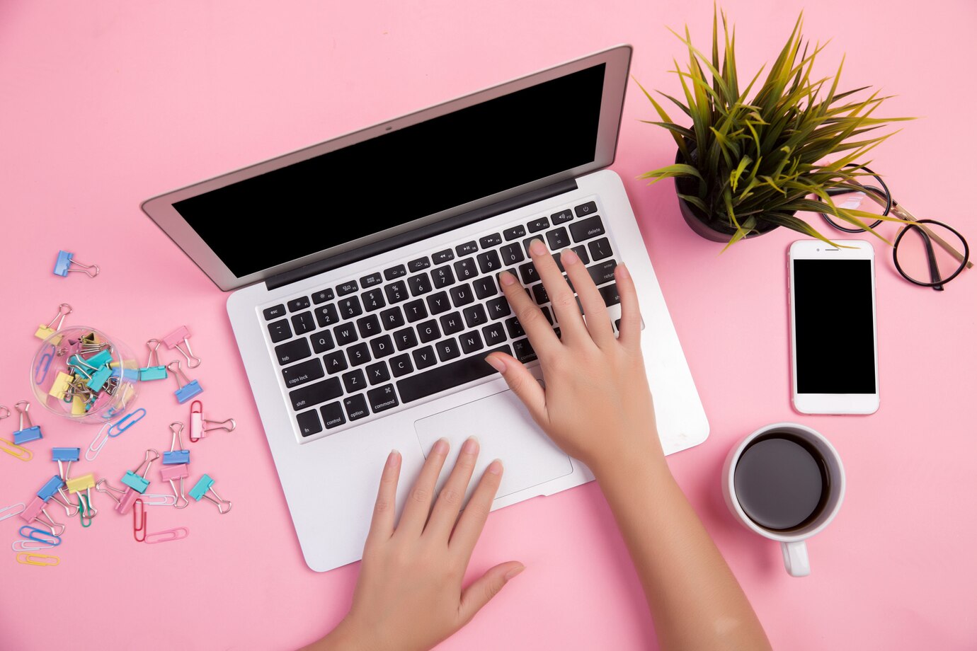 laptop_pinkbackground Laptop und Handy mit pinkfarbenem Hintergrund